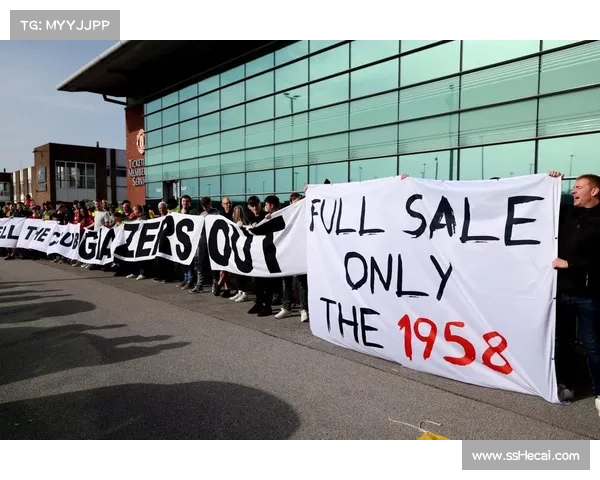 曼联球迷热情庆祝,老特拉福德气氛沸腾 曼联球迷热情庆祝,老特拉福德气氛沸腾